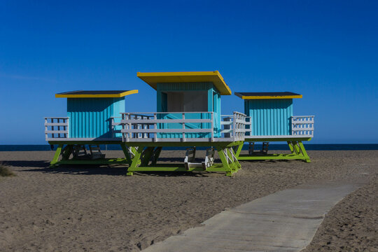 cabanon sur plage du Barcar&egrave;s
