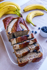 Chlebek bananowy z jagodami © Monika