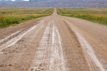 strada sterrata di campagna dopo la pioggia vicino al parco nazionale badlands in South Dakota