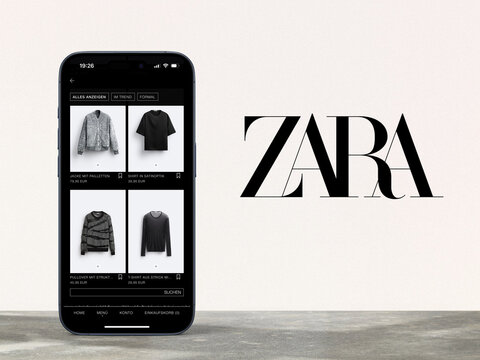 Modernes Smartphone zeigt App des Fast Fashion Unternehmens Zara, Logo des Online-Versandh&auml;ndlers daneben, Mode, Fashion, Bekleidung, Schuhe, Accessoire, E-Commerce, Internet, Versand, Inditex