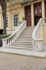 Obraz premium Old plaster sculptures and bas-reliefs, wall texture and patterns. Elements of architectural decorations of buildings. On the streets in Istanbul, public places.