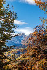 Herbsttag in den Bergen mit Blick auf den glarner Tödi - 669234169