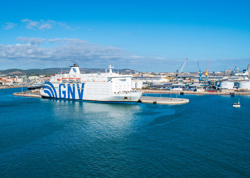 Ferry de la compagnie GNV (Grandi Navi Veloci) dans le port de S&egrave;te, H&eacute;rault, France