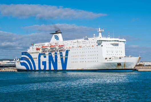 Ferry de la compagnie GNV (Grandi Navi Veloci) dans le port de S&egrave;te, H&eacute;rault, France