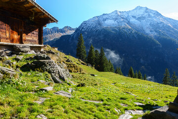 Herrliche herbstliche Berglandschaft im Zillertal in Tirol