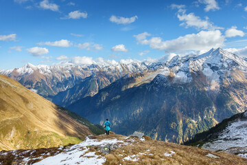 Ein Wanderer blickt in die herbstliche Berglandschaft im Zillertal in Tirol
