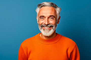 Obraz premium Homme sénior avec barbe souriant