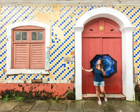 mulher em frente a casa de azulejos no centro hist&oacute;rico de s&atilde;o luis, maranh&atilde;o 