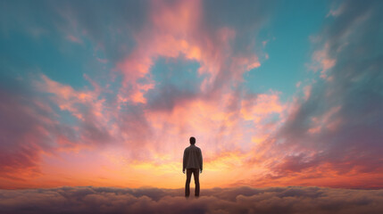 Homme se tenant debout devant des nuages colorés dans un ciel bleu. Ambiance calme, paradisiaque. Paradis, cieux, nuage. Arrière-plan pour conception et création graphique.