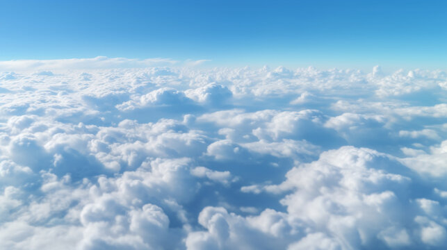 Nuages blancs dans un ciel bleu. Ambiance calme, paradisiaque. Paradis, cieux, nuage. Arrière-plan pour conception et création graphique. © FlyStun