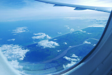 飛行機の窓から見た景色
