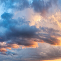 Obraz premium Panoramic background of evening sky with dramatic stormy clouds