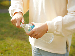 ペットボトルをリサイクルして環境問題の改善に取り組む