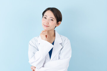 考える女性の医者・ブルーバック