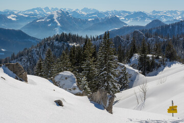 verschneite Winterlandschaft in den Alpen