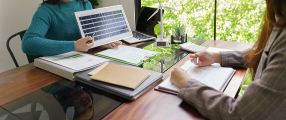 Solar panels green energy Business people working in green eco friendly office business meeting creative ideas for business eco friendly professional teaching corporate people sustainable electricity - obrazy, fototapety, plakaty