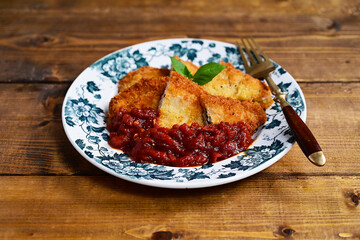 バジルチーズカツ、トマトソース添え