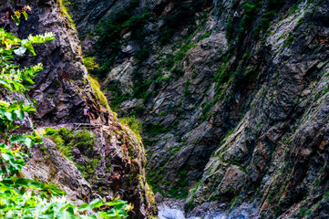 黒部渓谷、山と岩に囲まれながら下ノ廊下を歩く