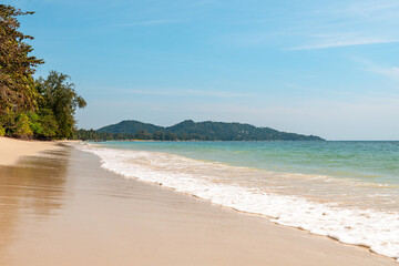 Fototapeta na wymiar Beautiful tropical island beach, blue sky and palm trees - Thailand