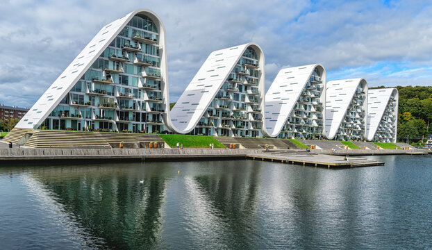 Residential building The Wave by Henning Larsen Architects