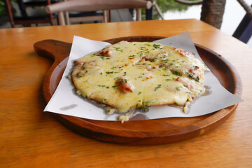 Hot and delicious baby pizza with carbonara, mellow and smooth taste.                               