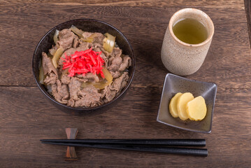 牛丼と緑茶と沢庵