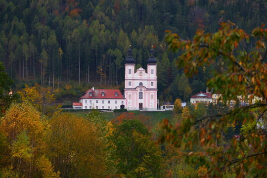 Wallfahrtskirche und Kloster Maria Schutz im herbstlichen Semmering Gebiet 