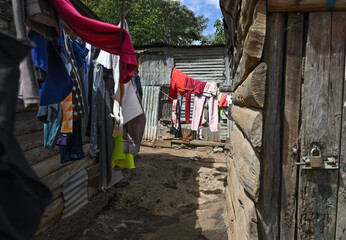 Drying laundry in the narrow streets of the slums of Nairobi, Kenya - obrazy, fototapety, plakaty