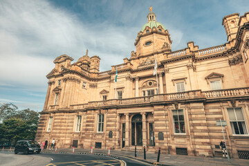 Obraz premium Edinburgh an iconic city skyline featuring a majestic clock tower atop a grand building