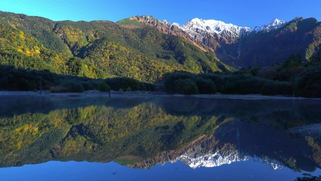 上高地の紅葉　大正池からの眺め