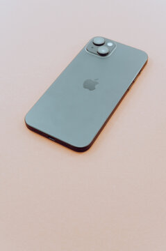 immagine editoriale illustrativa primo piano di Apple iPhone 15 Plus su superficie colorata