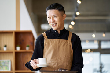 カフェで働くアジア人男性店員