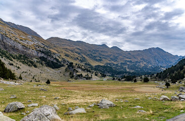 Fototapeta na wymiar Landscapes of the pyrenees
