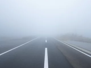 Fototapeten 霧に包まれた道 © tibagorou