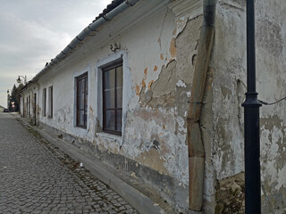 Stary, zaniedbany budynek parterowy w Szydłowie - polskim Carcassone.  - obrazy, fototapety, plakaty