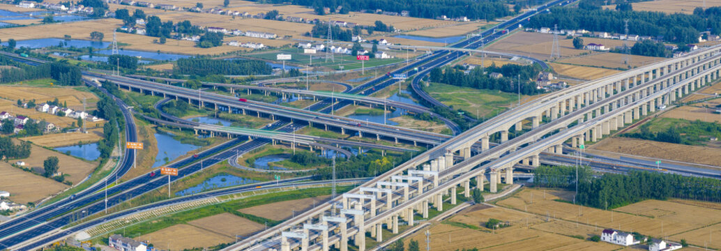 Galloping of high-speed trains and villages and crop set each other off becomes an interest