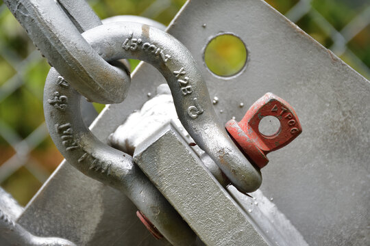 Galvanized screw pin anchor shackle holding heavy load