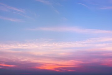 Obraz premium パステルピンクとブルーの空、オレンジとピンクがかった穏やかな夕暮れ、柔らかな色合いの空と優しい雲、サンセットカラーがほんのりと香る穏やかな空