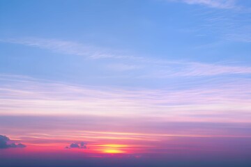 パステルピンクとブルーの空、オレンジとピンクがかった穏やかな夕暮れ、柔らかな色合いの空と優しい雲、サンセットカラーがほんのりと香る穏やかな空