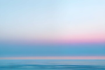 Obraz premium 夕暮れの穏やか薄いブルーとピンクが混ざるパステルカラーの海と空の海岸線