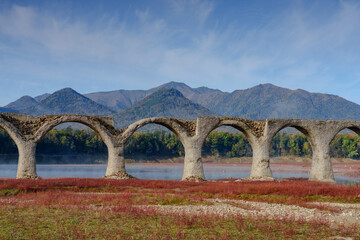 タウシュベツ川橋梁と紅葉　北海道観光　10月
