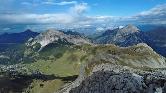 Malbun, Liechtenstein: Zeitraffer in den rauhen, herbstlichen Alpen