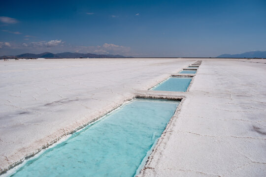 Vistas de las Salinas Grandes de Jujuy y sus piletas de extracci&oacute;n de sal
