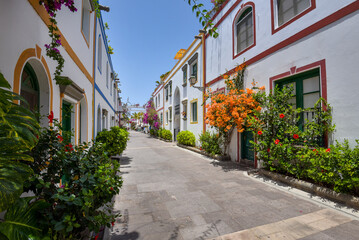 Häuser mit Blumen in Puerto de Mogan auf der Insel Gran Canaria - obrazy, fototapety, plakaty