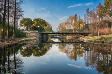 Fototapeta na wymiar Small bridge in a nice park