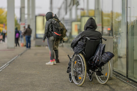 Ein Obdachloser im Rollstuhl in Berlin