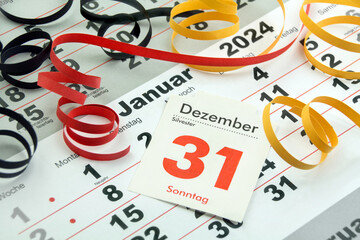 Deutscher Kalender Silvester 31. Dezember 2023 und Januar 2024 mit Dekoration schwarz rot gold - obrazy, fototapety, plakaty
