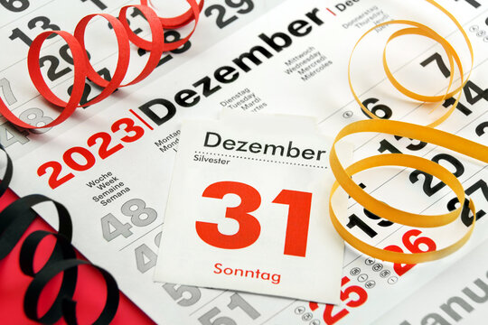 Deutscher Kalender Silvester 31. Dezember 2023 mit Dekoration schwarz rot gold Deutschland