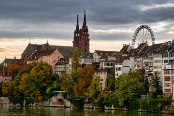 Basel im Herbst. Herbstmesse mit dem Riesenrad auf dem Münsterplatz