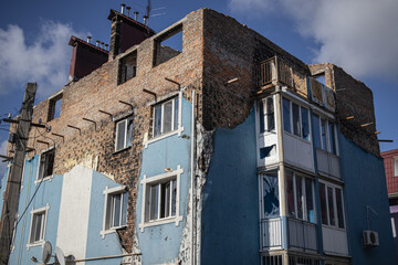 the upper floors of the building burned down from the arrival of the projectile